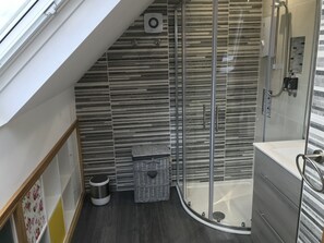 Habitación doble Deluxe, 1 cama matrimonial, baño en la habitación, vista al mar | Baño | Amenidades de baño de diseñador, secadora de cabello, batas, pantuflas 