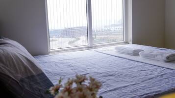 Apartment, 2 Bedrooms | 2 bilik tidur, meja, seterika/papan seterika