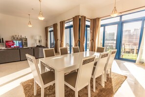 Deluxe-Villa, 6 Schlafzimmer, Strandblick, Strandnähe (West- Villa 17) | Essbereich im Zimmer