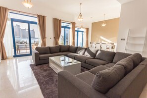 Deluxe-Villa, 6 Schlafzimmer, Strandblick, Strandnähe (West- Villa 17) | Wohnzimmer | Flachbildfernseher