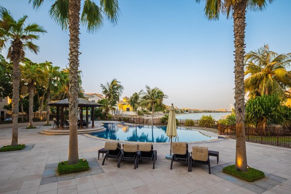 Outdoor pool - Yanjoon Holiday Villas - Palm Frond A (Dubai)