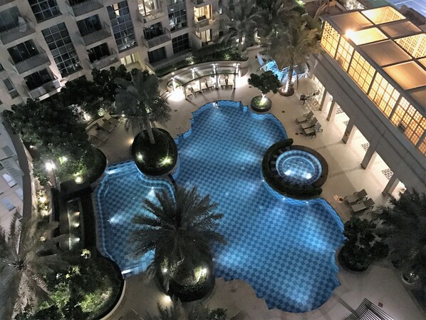 Outdoor pool - Yanjoon Holiday Homes - Standpoint Tower (Dubai)