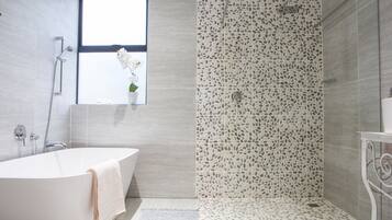 Apartment, 4 Bedrooms | Bathroom | Separate tub and shower, deep soaking tub, free toiletries, hair dryer