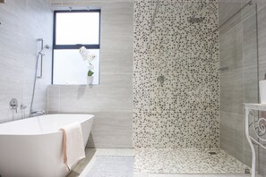 Apartment, 4 Bedrooms | Bathroom | Separate tub and shower, deep soaking tub, free toiletries, hair dryer