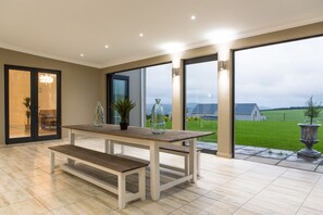 อพาร์ทเมนท์, 3 ห้องนอน | บริเวณนั่งเล่น | ทีวีจอแบน, เตาผิง