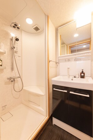 Casa tradicional, 5 habitaciones | Baño | Tina y regadera independientes y regadera tipo lluvia 