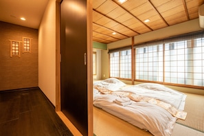 Traditional House, 5 Bedrooms | 5 bedrooms, individually decorated, individually furnished