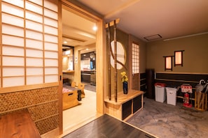 Interior entrance - KumoMachiya Gojorakuen (Kyoto)
