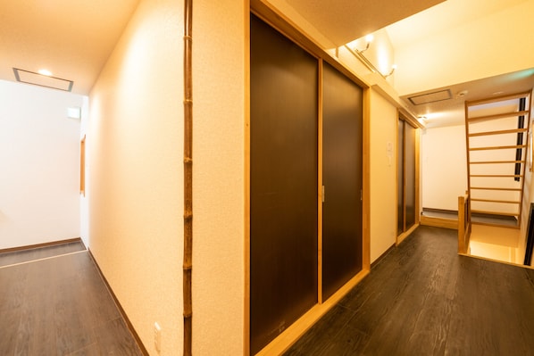 Traditional House, 5 Bedrooms | Living area | Flat-screen TV