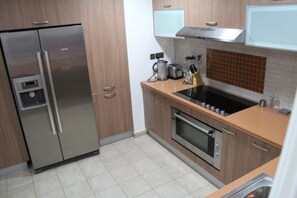 Appartement Deluxe, 3 chambres, vue sur la mer, face à la mer | Repas dans la chambre