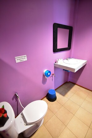 Fan Double Bungalow | Bathroom | Shower, free toiletries, towels - Lanta New Coconut (Ko Lanta)