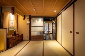 Traditional-Haus, 2 Schlafzimmer (Japanese Style) | 3 Schlafzimmer, individuell dekoriert, individuell eingerichtet