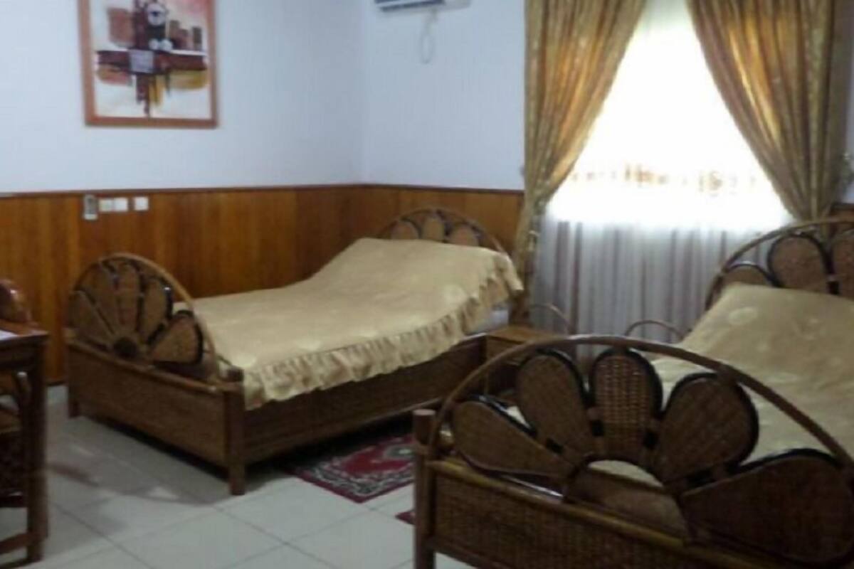 Phòng | Bàn, màn/rèm cản sáng, bàn ủi/dụng cụ ủi quần áo