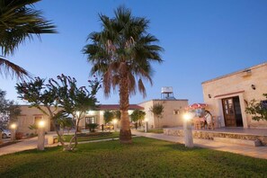 Konaklama yerinin ön cephesi - akşam/gece