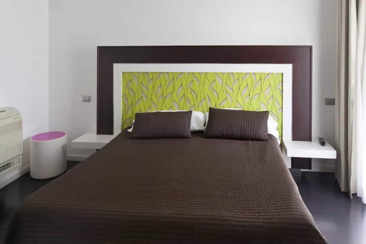 Classic Double Room | Premium bedding, in-room safe, desk, blackout drapes
