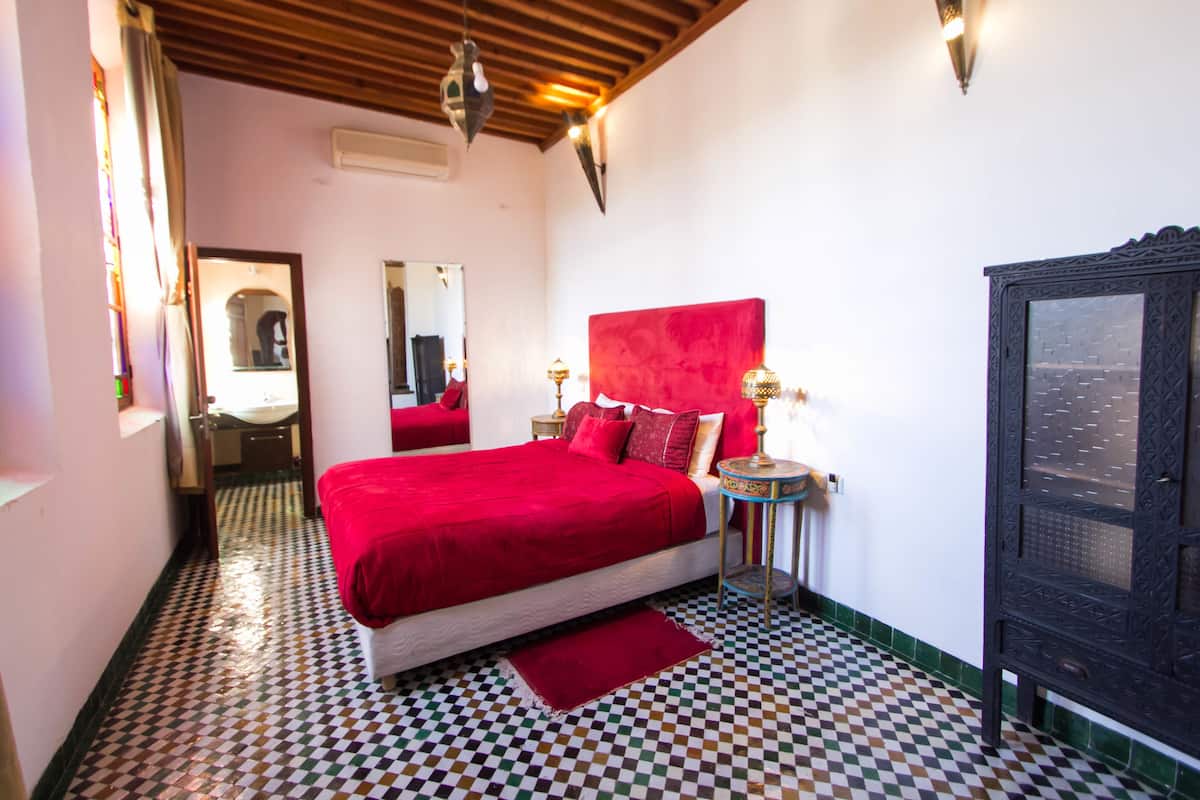 1 habitación, caja de seguridad en la habitación y escritorio