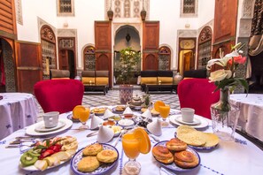 Triple Room | In-room dining - Riad Fez Yamanda (Fes)