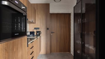 Habitación triple de lujo | Cocina privada | Frigorífico, microondas, horno y placa de cocina