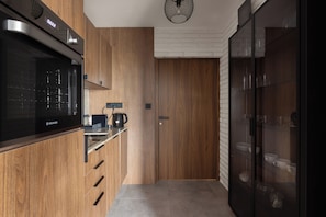 Quarto triplo superluxo | Cozinha privada | Geladeira, micro-ondas, fogão, cooktop