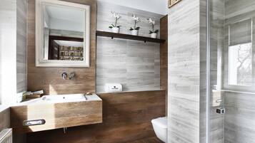 Kamar Double Mewah | Kamar mandi | Shower, perlengkapan mandi gratis, pengering rambut, dan jubah mandi