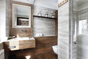 Habitació doble de luxe | Bany | Dutxa, articles de tocador gratuïts, assecador de cabells i sabatilles