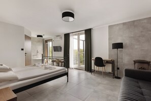 Habitació triple de luxe | Roba de llit d'alta qualitat i decoració individual 