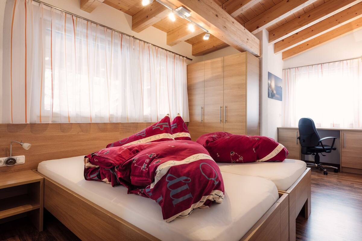 Ropa de cama de alta calidad y caja de seguridad en la habitación