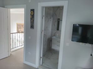 Villa | Badezimmer | Dusche, kostenlose Toilettenartikel, Haartrockner, Hausschuhe