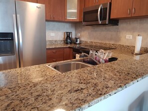 Frigorífico, microondas, placa de cocina y cafetera o tetera