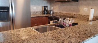 Vacation in Paradise 5 Star Apartment with Ocean View and Pool, Wifi Ready