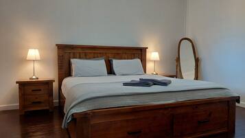 3 bedrooms, iron/ironing board, free WiFi, bed sheets