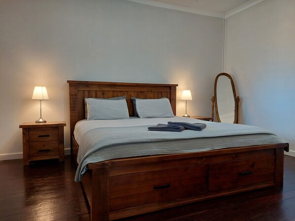 3 bedrooms, iron/ironing board, free WiFi, bed sheets