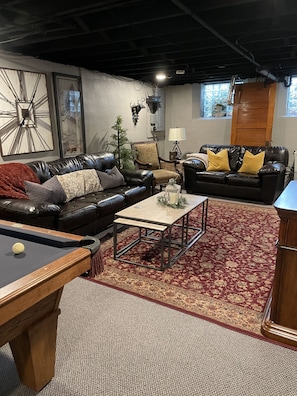 Smart-TV, Kamin, Bücher, Stereoanlage