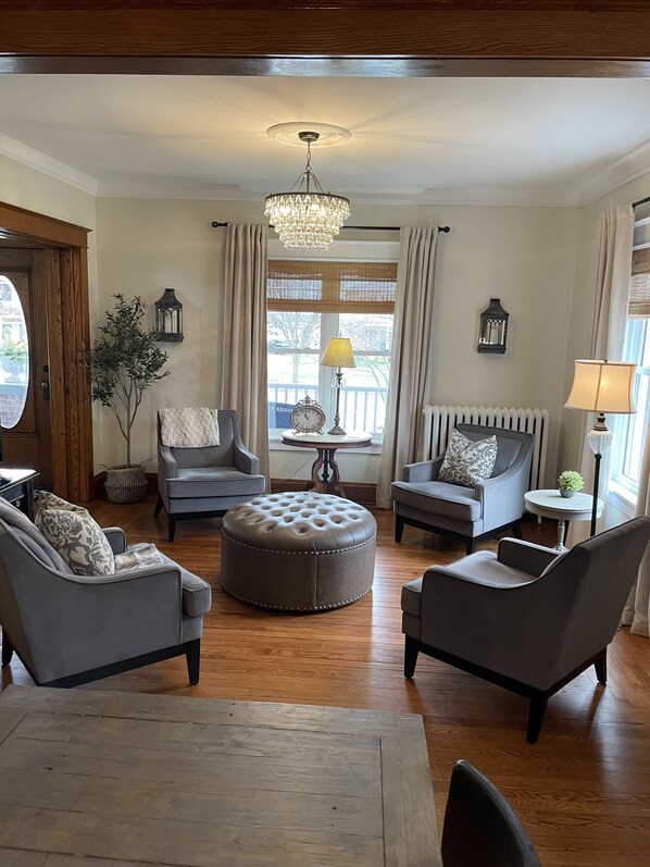 Smart-TV, Kamin, Bücher, Stereoanlage