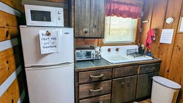 Jääkaappi, mikroaaltouuni, liesi, kahvin-/teenkeitin