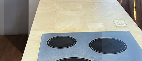 Réfrigérateur, four à micro-ondes, un four, surface de cuisson
