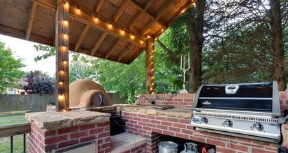 Fun in the sun - Outdoor fireplace, salt water pool, hot tub, sauna + much more