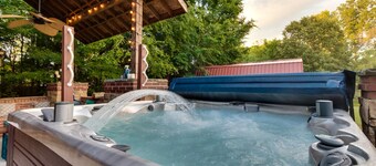 Fun in the sun - Outdoor fireplace, salt water pool, hot tub, sauna + much more