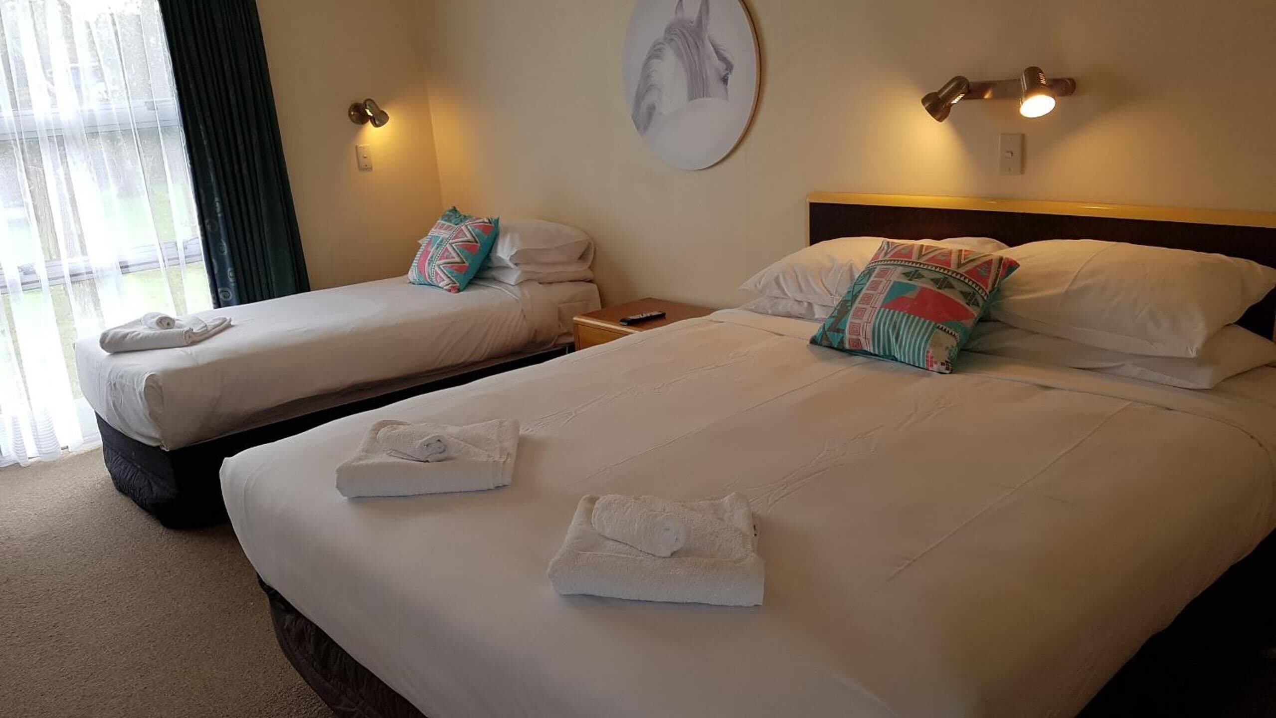 واي فاي مجانًا وملاءات أسرّة