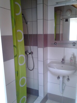 تجهيزات دش، مجففات ش عر، مناشف، صابون