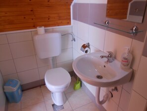 Douche, sĂšche-cheveux, serviettes fournies, savon