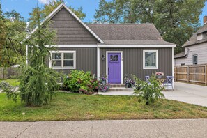 Exterior - Aways Morton Ave - great patio, best backyard, one mile to beach, pet friendly  (Muskegon)