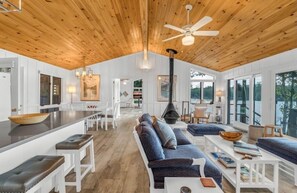 Smart TV, fireplace, DVD player, books - Waterfront, lake estate, reunions, 8 bedrooms, Acadia Nat'l Park, Bar Harbor (Ellsworth)