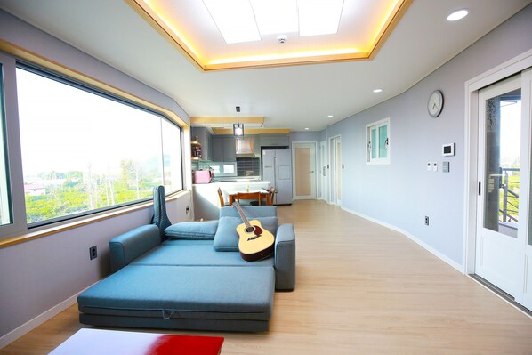 Casa familiar, 2 habitaciones (Seong Ge Dol) | Área de sala de estar | Televisión de pantalla plana 