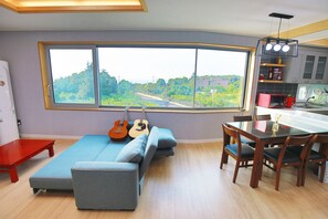 Casa familiare, 2 camere da letto (Seong Ge Dol) | Area soggiorno | TV a schermo piatto