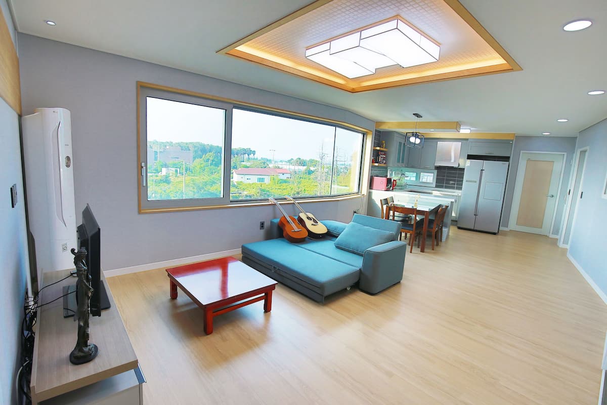 Seong Ge Dol House | Living area | Flat-screen TV
