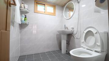 Shower, free toiletries, hair dryer, bidet