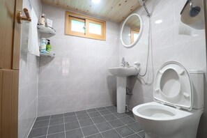 Shower, free toiletries, hair dryer, bidet - Nadul Hanok (Gyeongju)