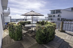 Appartement Panoramique, 1 chambre, vue partielle sur l'océan, en angle | Terrasse/Patio