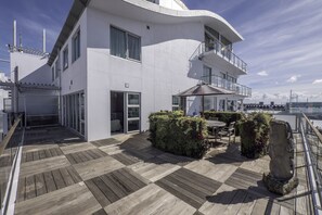 Appartement Panoramique, 1 chambre, vue partielle sur l'océan, en angle | Terrasse/Patio